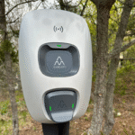 Charge Amps latausasema asennettuna Turussa metsän laidalla