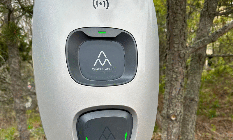 Charge Amps latausasema asennettuna Turussa metsän laidalla