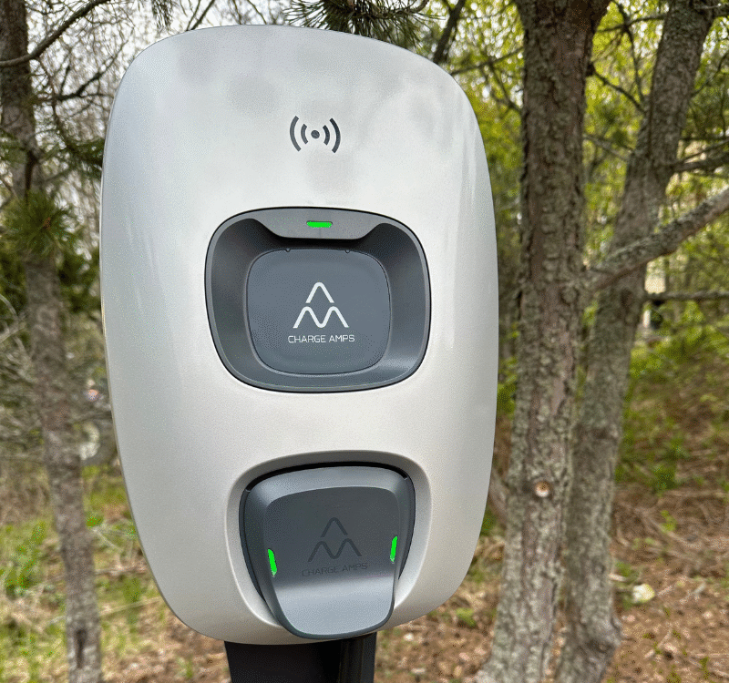 Charge Amps latausasema asennettuna Turussa metsän laidalla