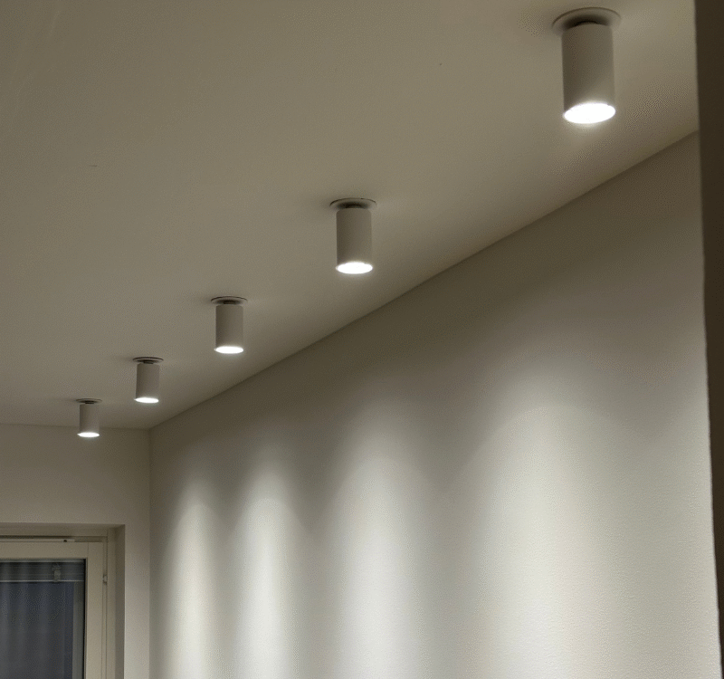 Valaisimien asennusprojekti kerrostalossa Turussa